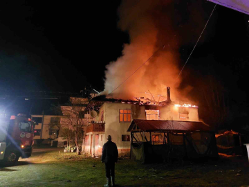 Mahalleliyi sokağa döken yangın: İki katlı ev alev topuna döndü