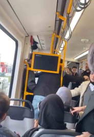 Metroda tartıştığı kişiye tekme atıp küfür etti