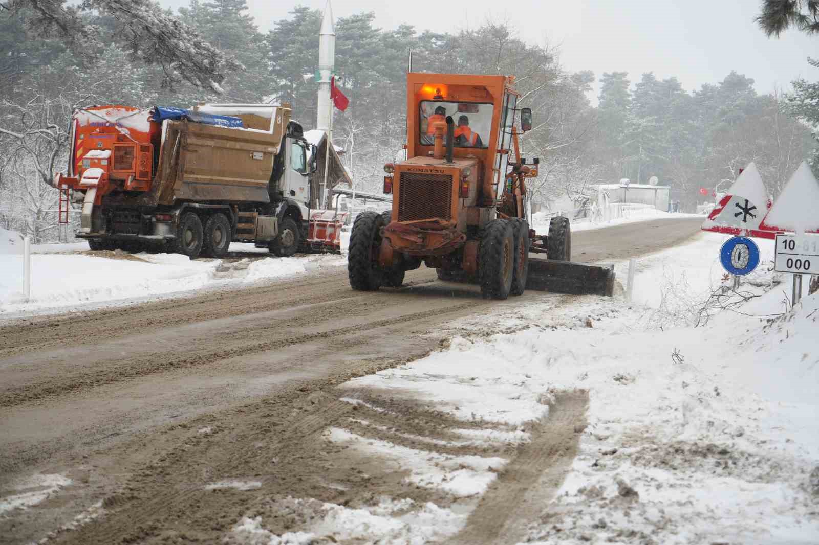 kazdaglarinda kar yagisi trafigi olumsuz etkiliyor 10 IbzfwTla