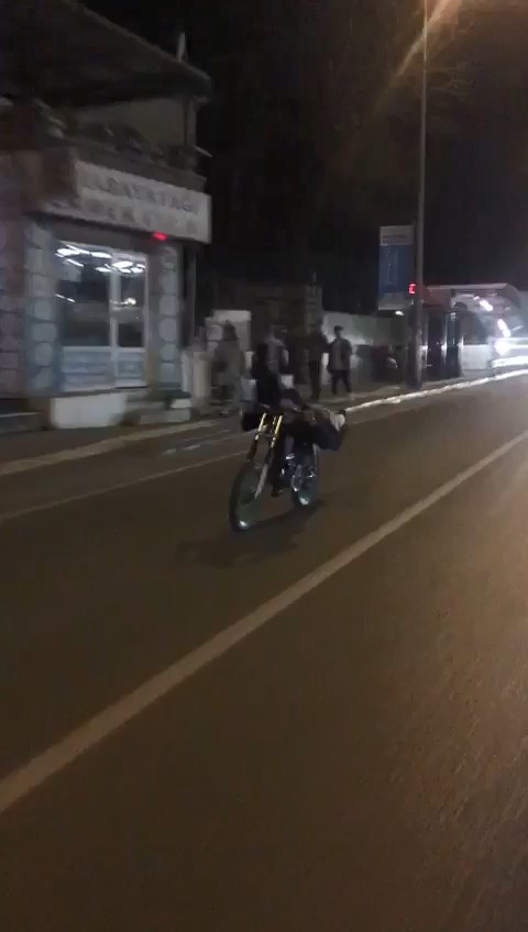 motosikleti yatarak kullandi olumle dans etti 0 nQnH4XJf