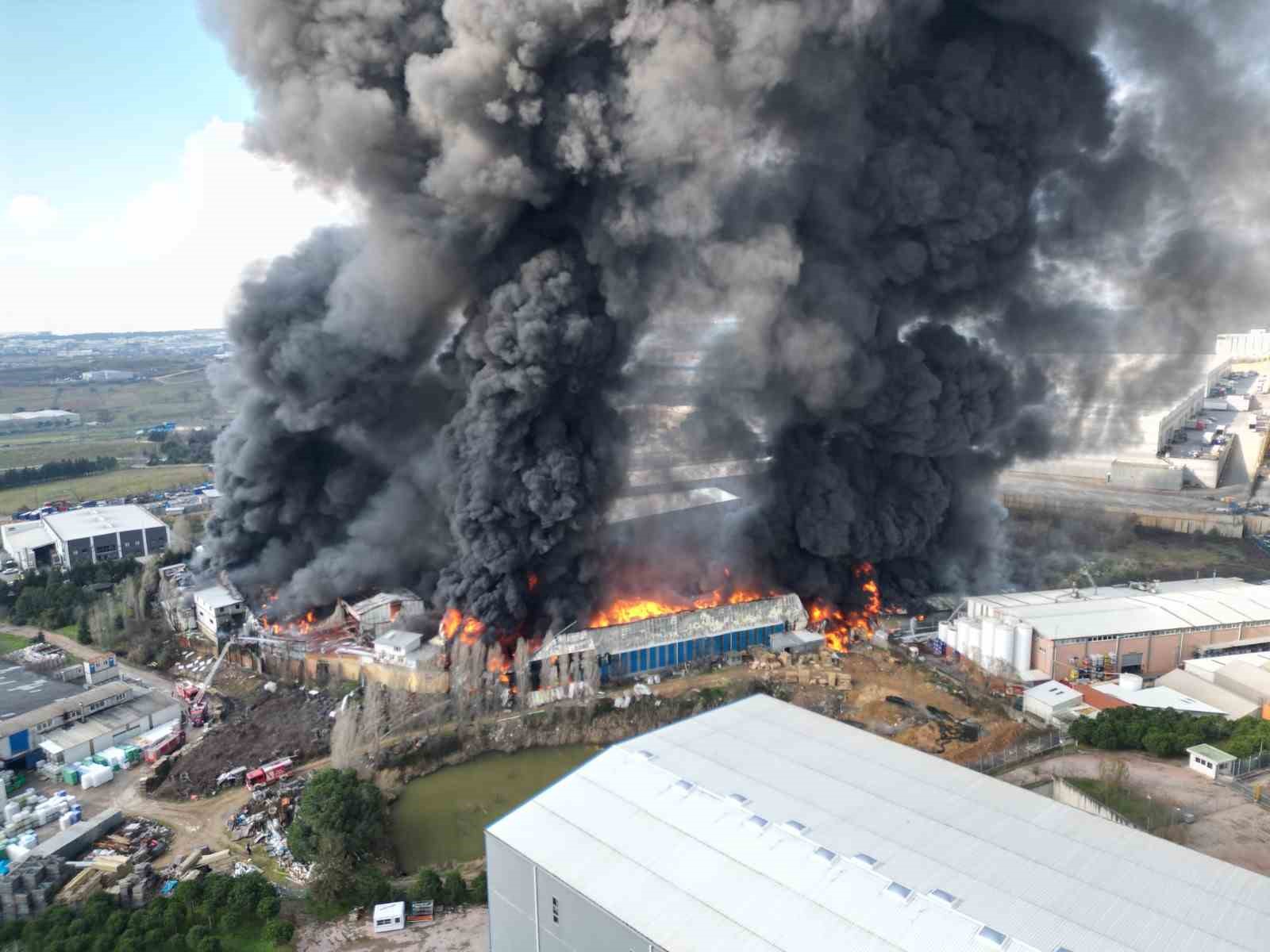 alev alev yanan fabrika havadan goruntulendi 3 ZiTWAmcP