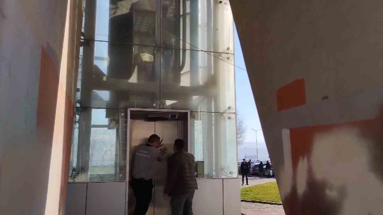 ariza yapan asansorun kabini havada asili kaldi vatandaslar mahsur kaldi 0 lfuDHEJ3