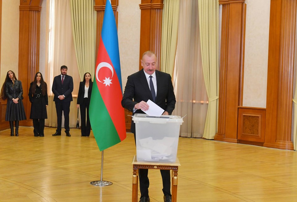 azerbaycanda halk sandik basina gitti aliyev oylarin yuzde 939unu aldi 1 QK5k5mqm