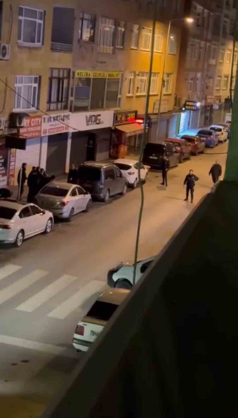 bahcelievlerde hareketli dakikalar kamerada alkollu sahislar polisi teyakkuza gecirdi 5 qsrzwzLk