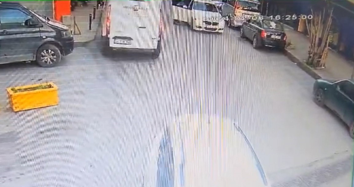 istanbulda motosikletli adama silahli saldiri kamerada onunu kesip basindan vurdular 1 QHqaMFPO