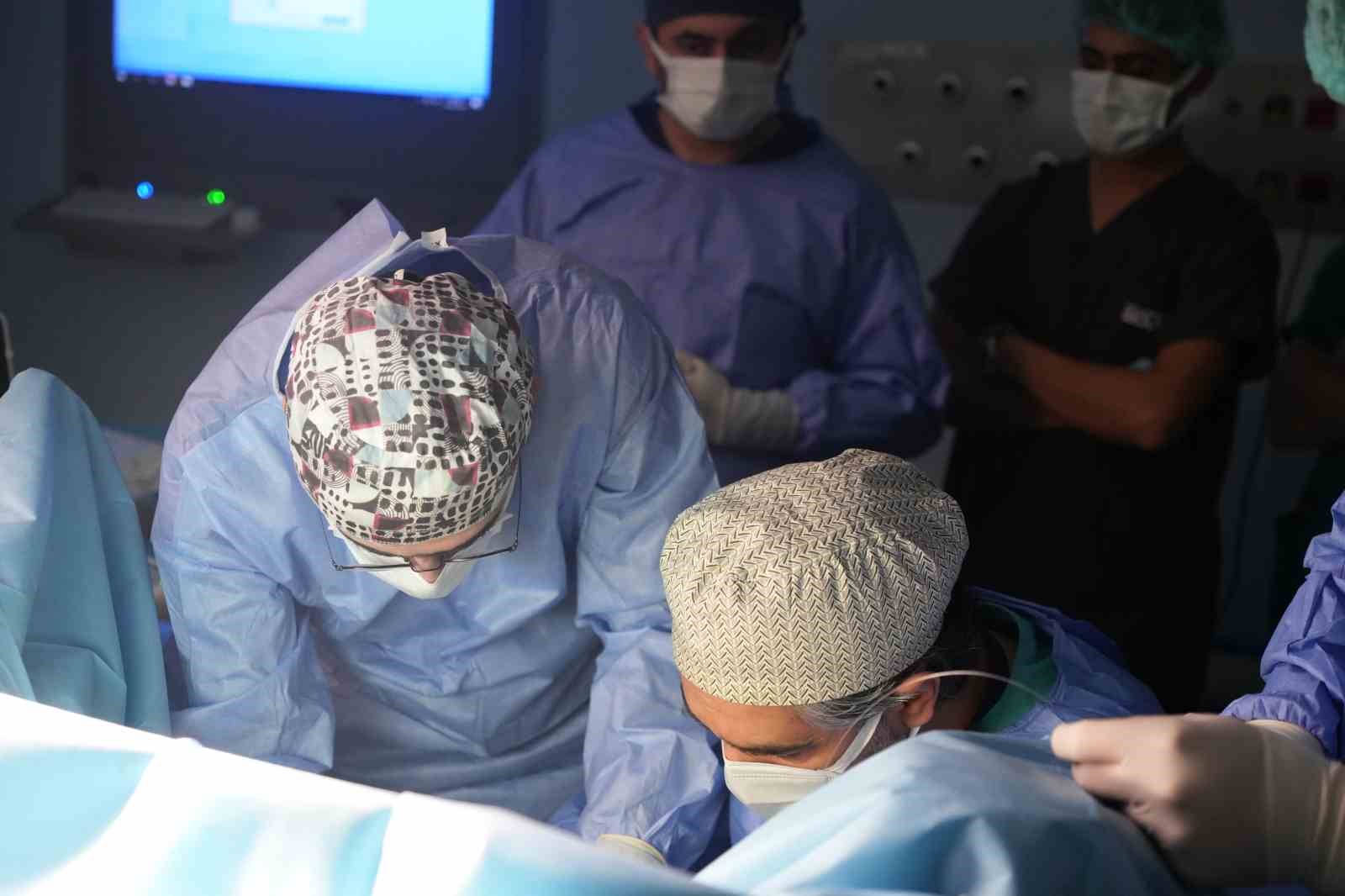 yabanci ulkelerden doktorlar sehir hastanesindeki ameliyatlari izlemek icin siraya girmeye basladi 1 i6BHmZad
