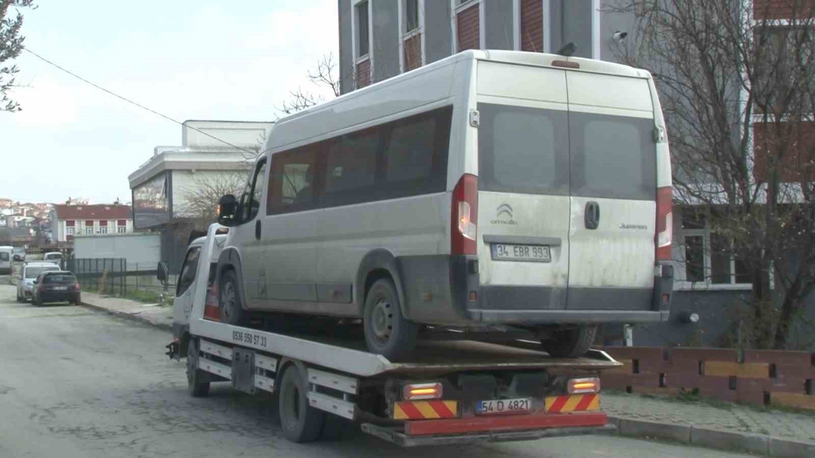 arnavutkoyde servis minibusunun carptigi trafik polisi yaralandi 3 qByfCsXd