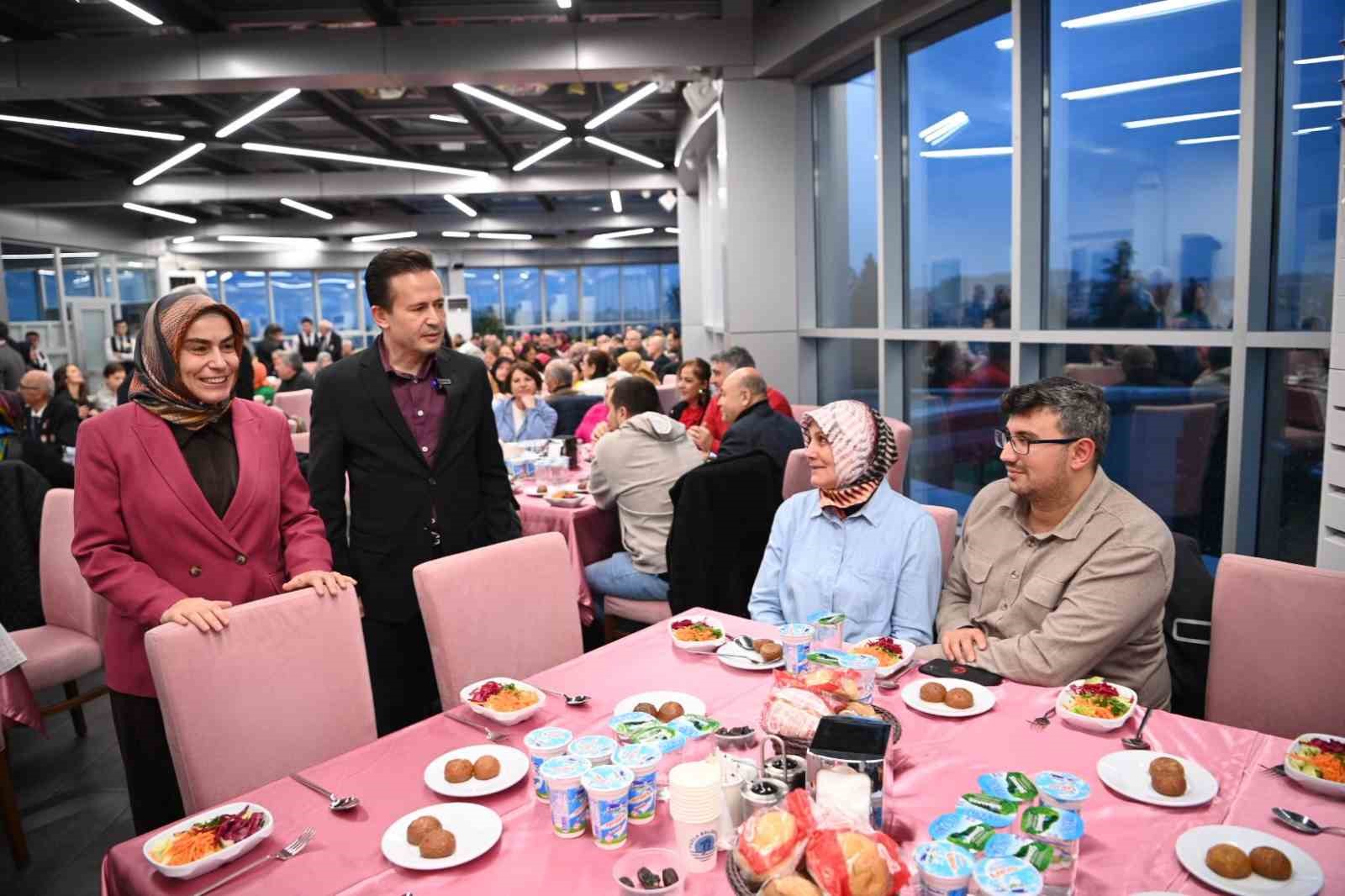 baskan yazici sehit aileleri ve gazilerle iftar sofrasinda bulustu 3