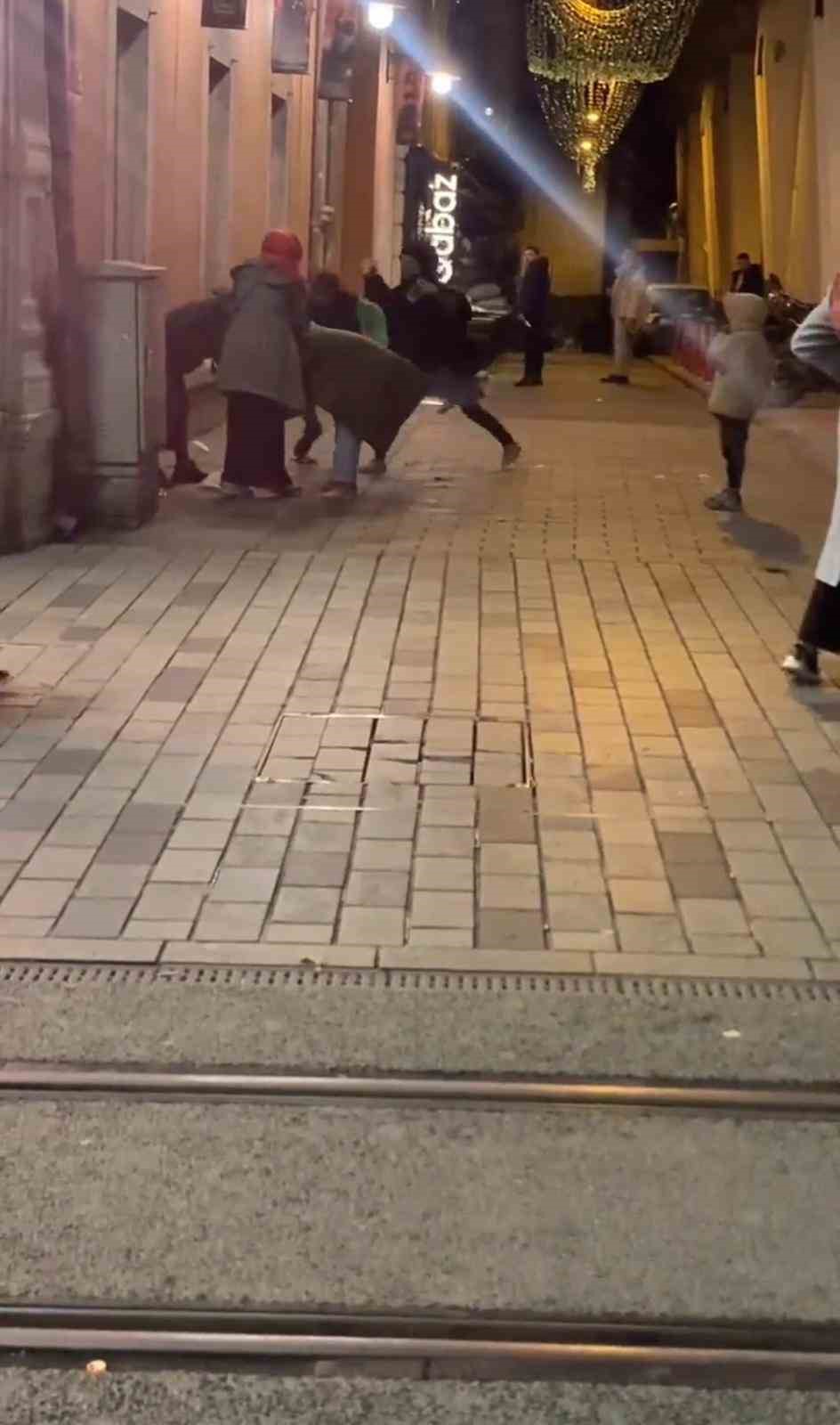 istanbulda ilginc kavgalar kamerada birbirlerinin saclarini birakmadilar vale ile taksici kavga etti 3 aJH5XjIY