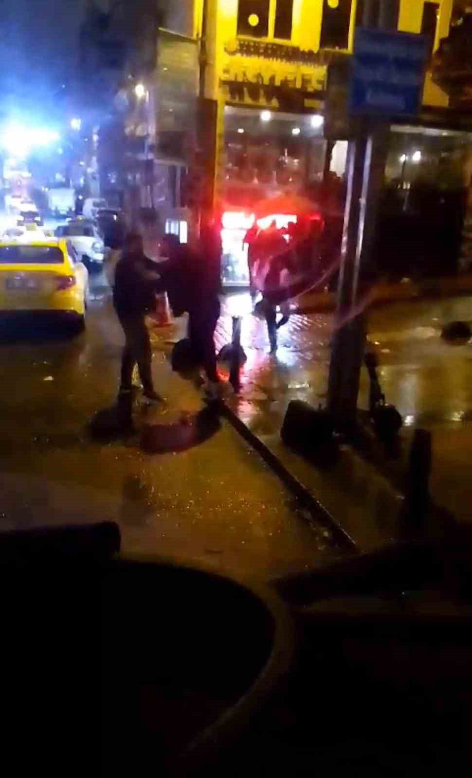 istanbulda ilginc kavgalar kamerada birbirlerinin saclarini birakmadilar vale ile taksici kavga etti 5 zYkIZbfH