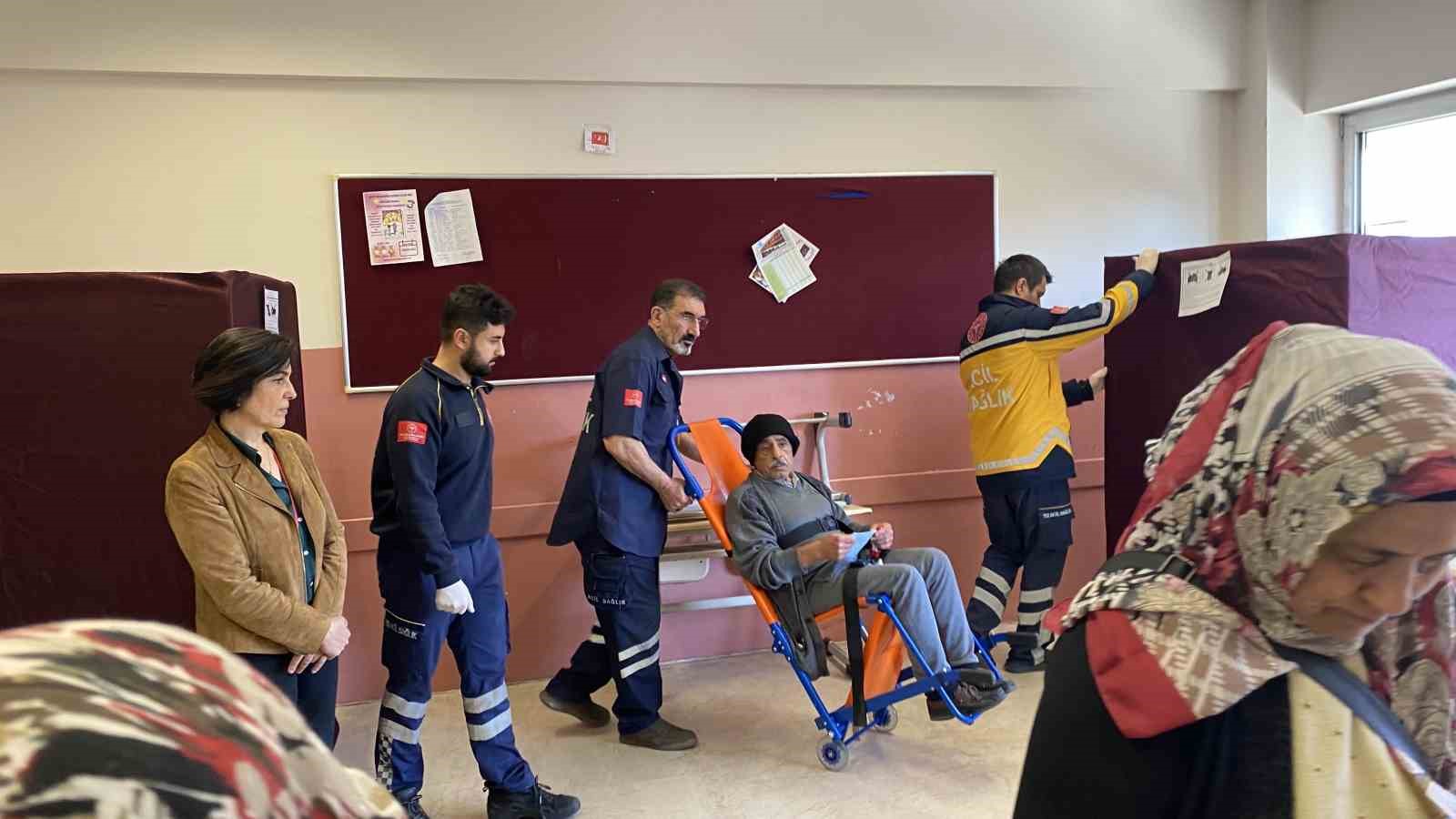 istanbulda koah hastasi evinden alinip ambulansla oy vermeye goturuldu 2
