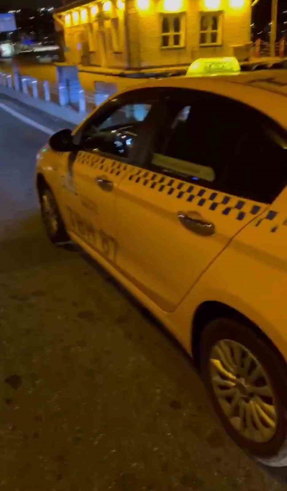 istanbulda taksi krizleri kamerada surucu taksimetre acmayip bin lira istedi yolcu ise ucreti odemedi hAFTeaIN