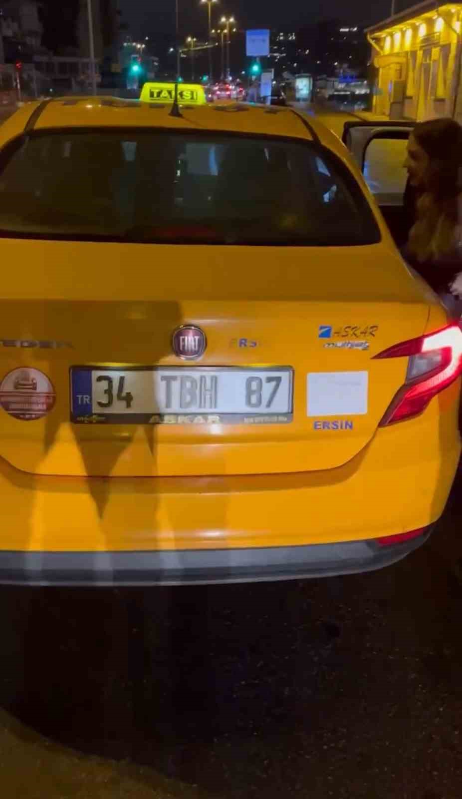 istanbulda taksi krizleri kamerada surucu taksimetre acmayip bin lira istedi yolcu ise ucreti odemedi nNZekR1F