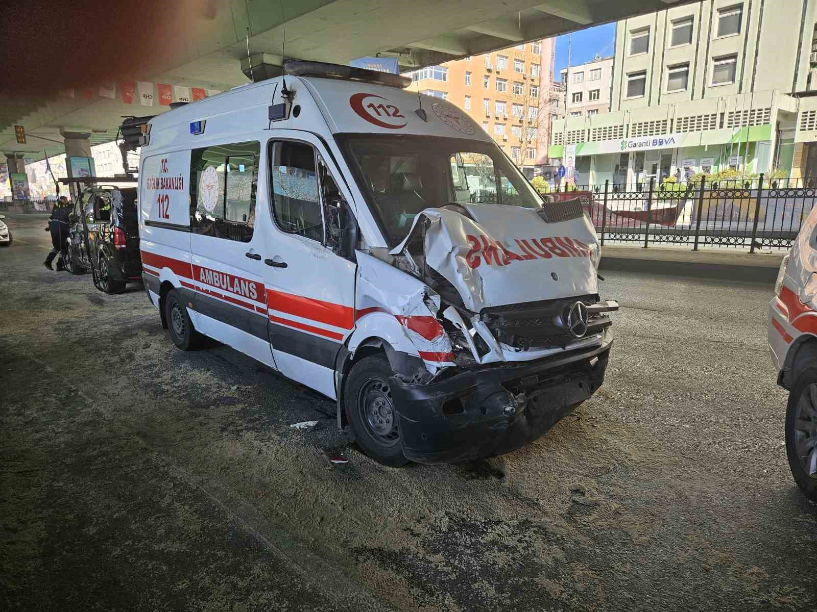 mecidiyekoyde hatali donus yapan minibusle hastaya yetismeye calisan ambulans carpisti 0