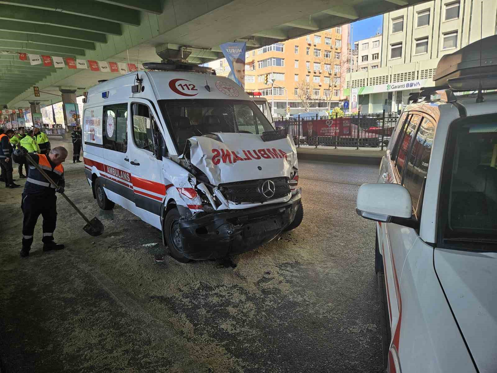 mecidiyekoyde hatali donus yapan minibusle hastaya yetismeye calisan ambulans carpisti 3