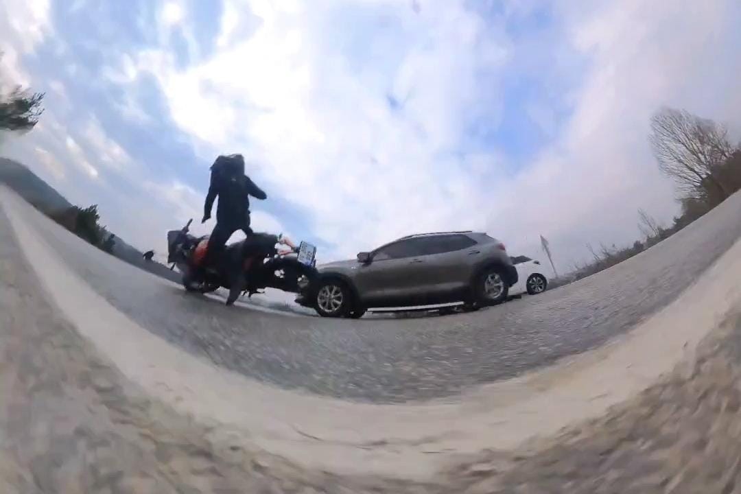 motosiklet ile otomobilin kazasi aksiyon kamerasinda 0 BkDRvLtO