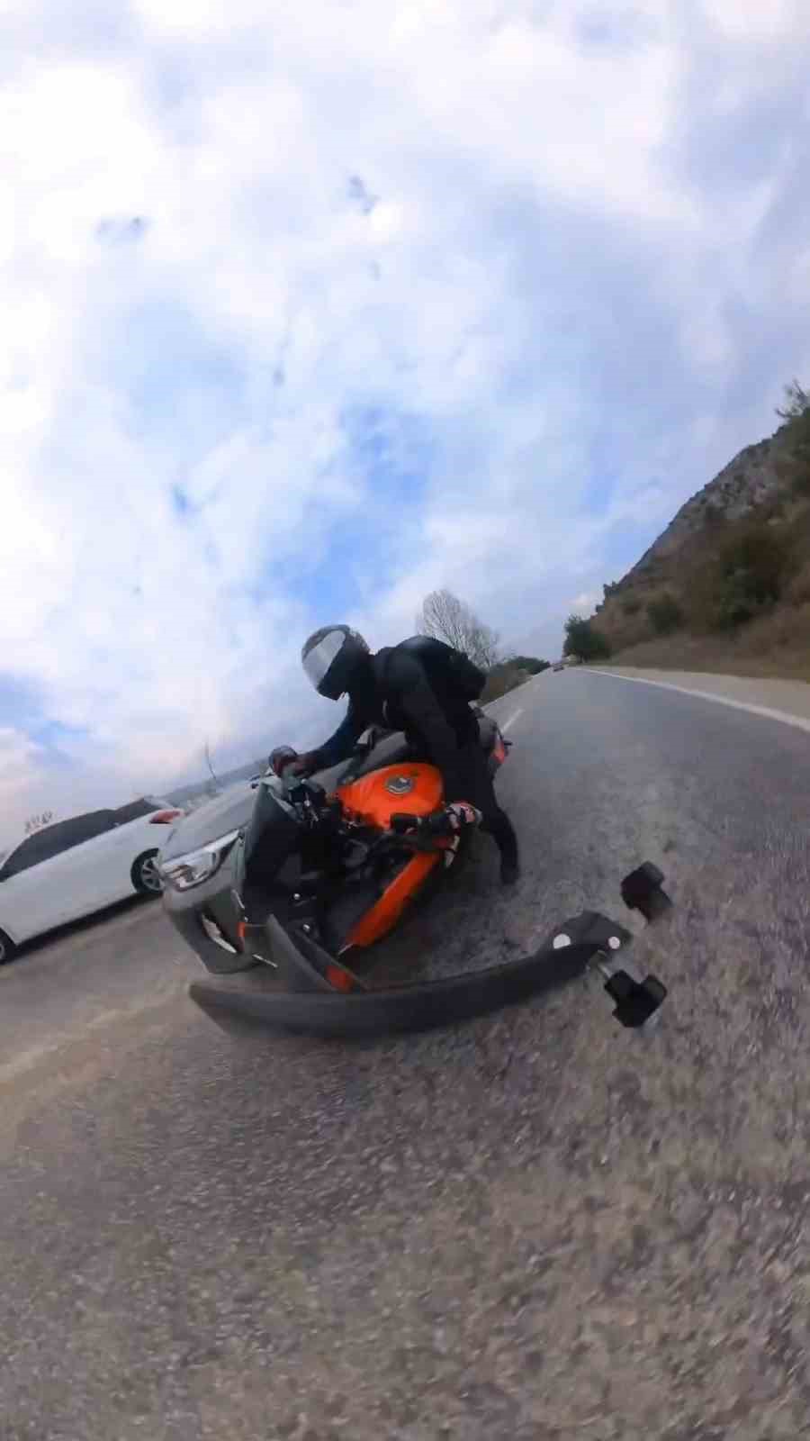 motosiklet ile otomobilin kazasi aksiyon kamerasinda 1