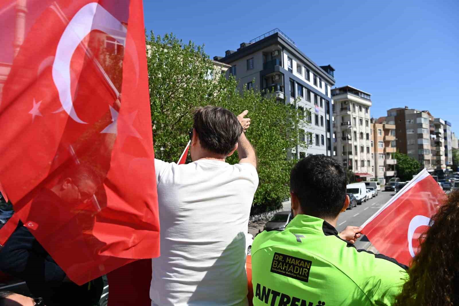 bahcelievler belediye baskani dr hakan bahadir turk bayraklariyla tesekkur turu atti 2 shqv36dn