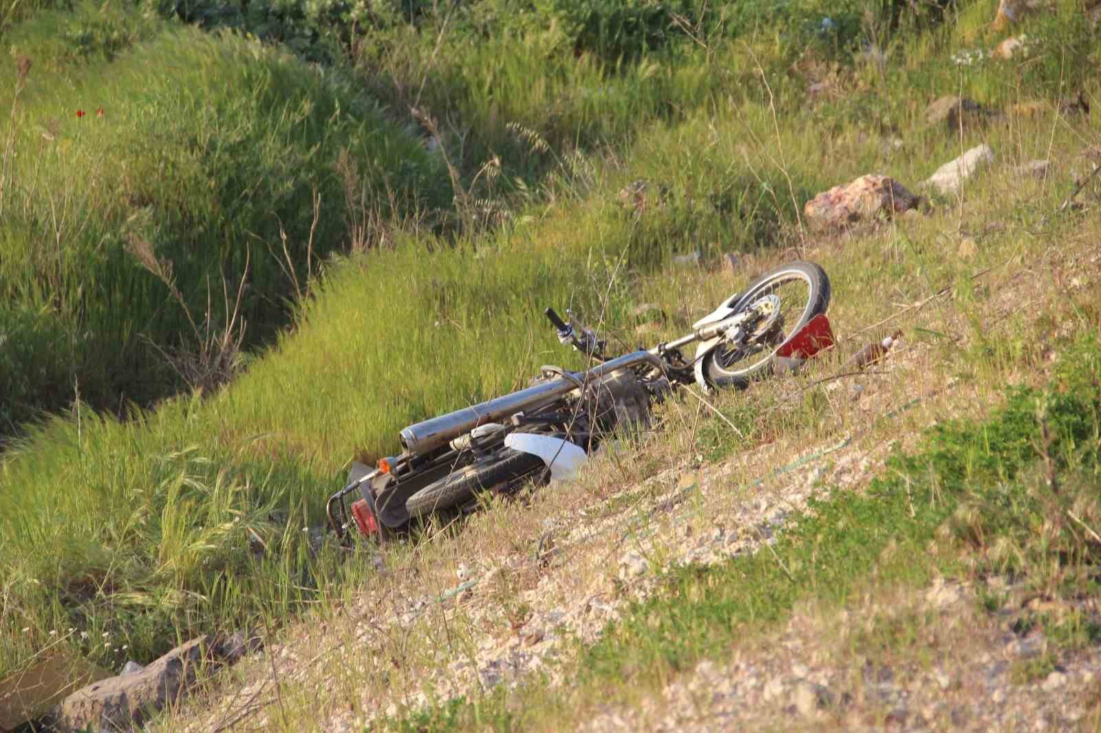 bariyerlere carpan motosiklet dere yatagina uctu 2 genc hayatini kaybetti 0 slp7Qe9w