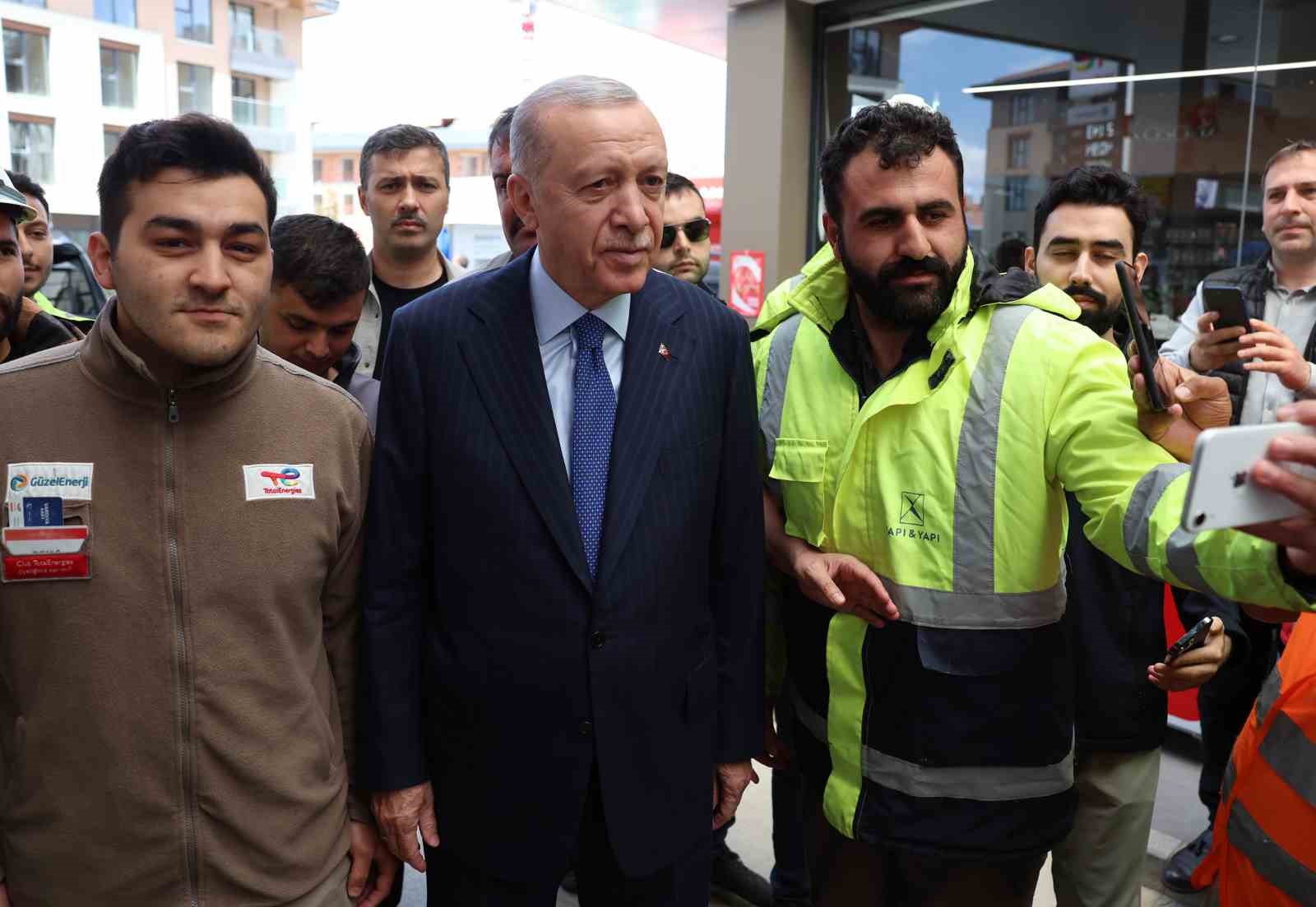 cumhurbaskani erdogan uskudarda akaryakit istasyonuna ugradi vatandasla sohbet etti 0 l2EFH6Yc
