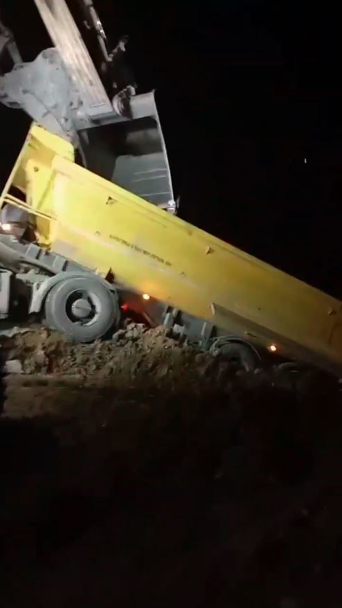 dokum sahasinda toprak kaydi hafriyat kamyonu devrilmekten son anda kurtuldu 0 wV82fOnH