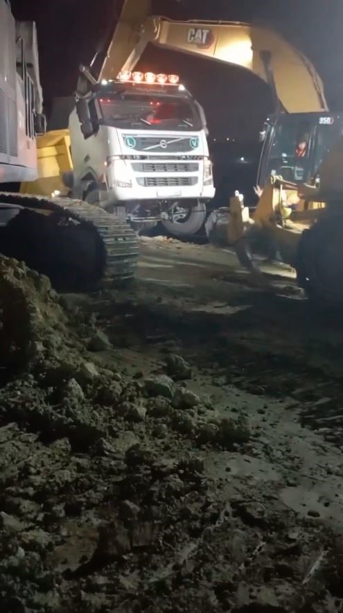 dokum sahasinda toprak kaydi hafriyat kamyonu devrilmekten son anda kurtuldu 3 l8N3mSAQ