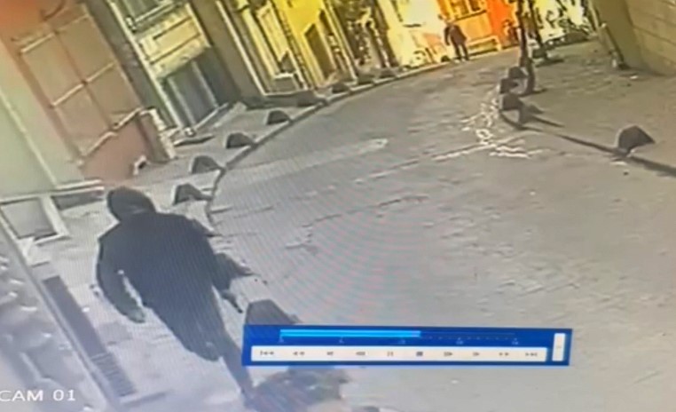 istanbulda film gibi olay kamerada yanlis adami vurdu bayramda el operken yakalandi 1 7Gv9UKOb