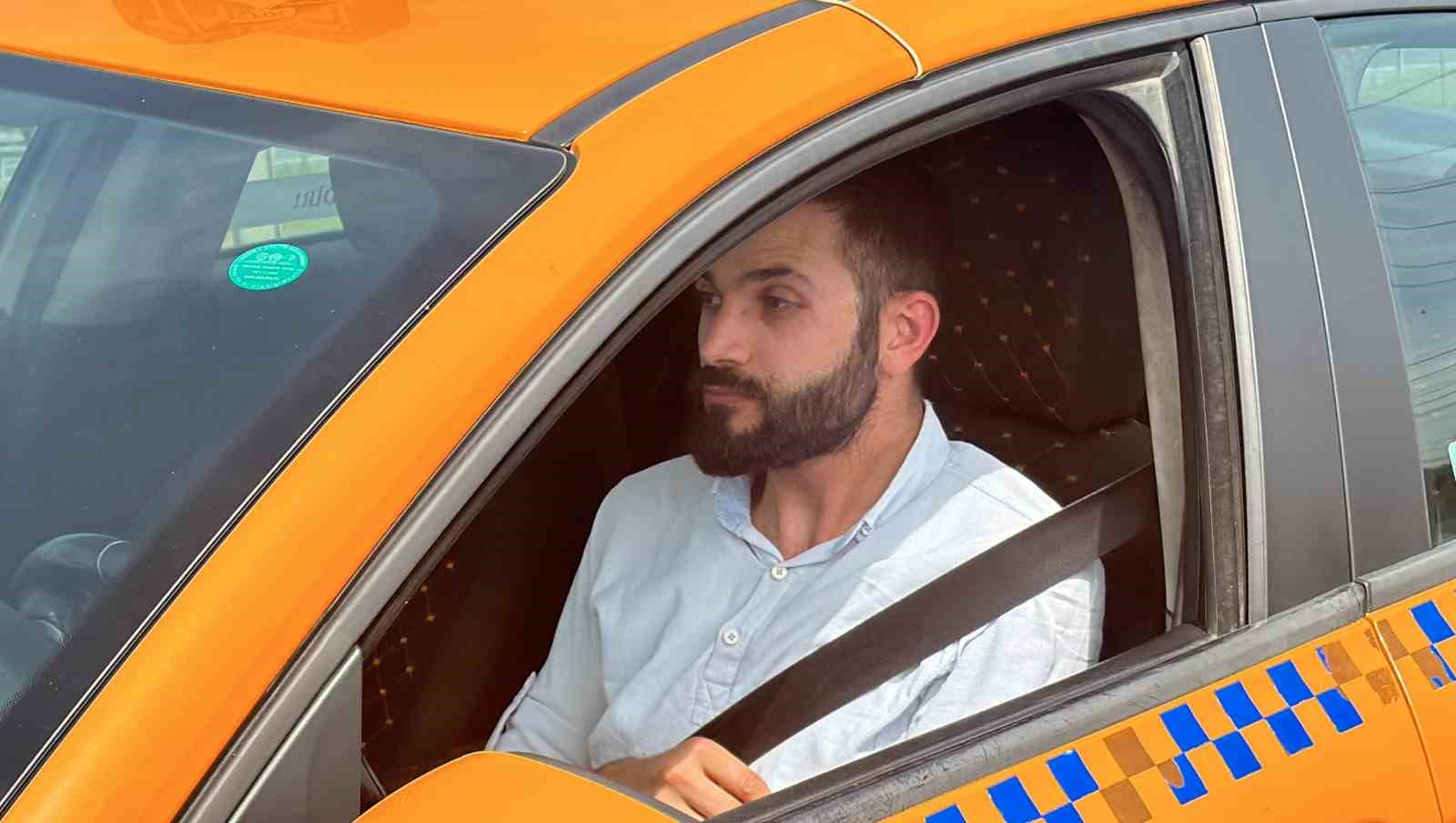istanbulda kaza sonrasi sizan taksici kamerada uyuyakalan taksici polisi duyunca kacti 2 Tdusj6XH
