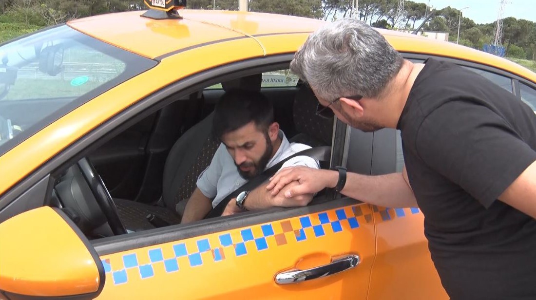 istanbulda kaza sonrasi sizan taksici kamerada uyuyakalan taksici polisi duyunca kacti 4 uSDedArK