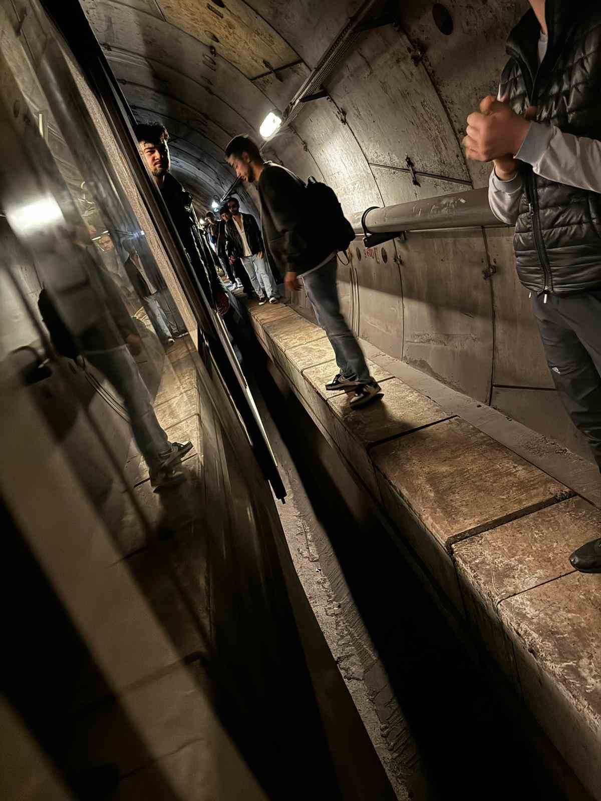 istanbulda metro arizalandi yolcular tunelde yurudu 0