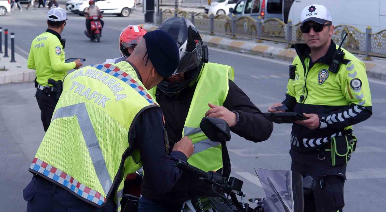 polis ve jandarmadan motosiklet suruculerine yelek hediyesi 1 GhjKKzky