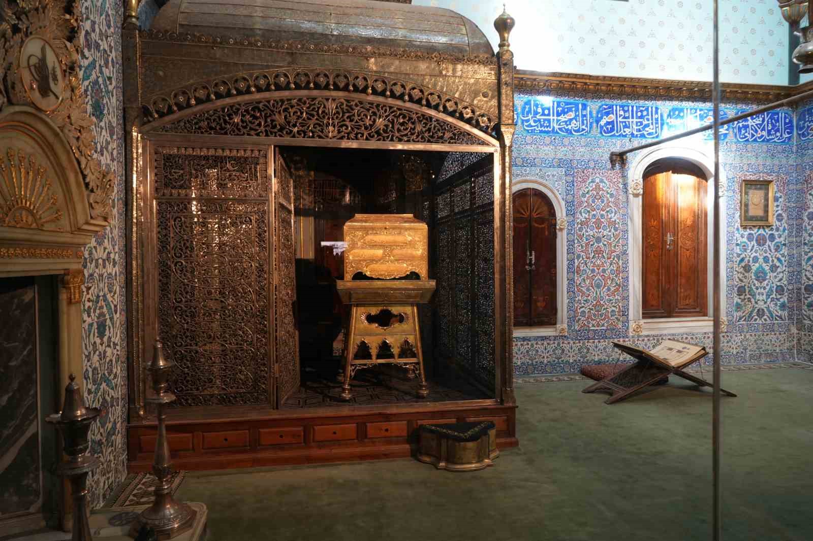 ramazan ayinda topkapi sarayi mukaddes emanetler dairesine yogun ilgi 3 SNvkrPQb