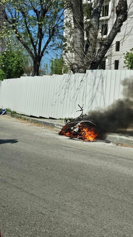 seyir halindeki motosiklet alev alev yandi ilk mudahale trafik polisinden 2 HWsekY9C