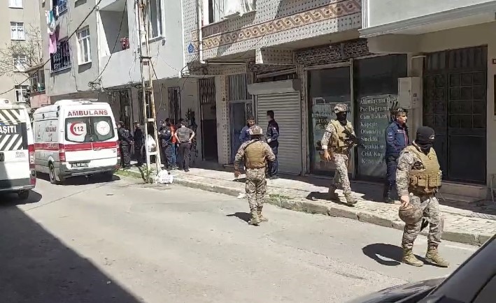 sultanbeylide bir kisi kendini eve kilitledi devreye ozel harekat polisleri girdi 0 q6ZU2j7b