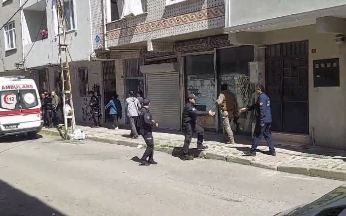 sultanbeylide bir kisi kendini eve kilitledi devreye ozel harekat polisleri girdi 1 F6ILgfjG
