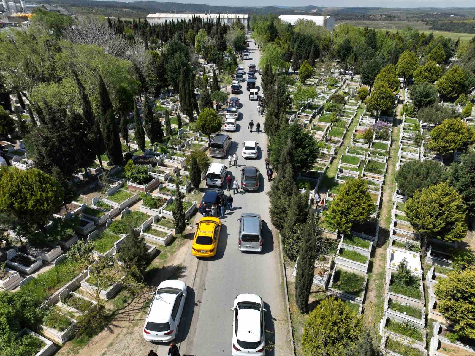 sultangazide mezarlik yolunda uzun arac kuyrugu olustu 1 NDrCpWK8