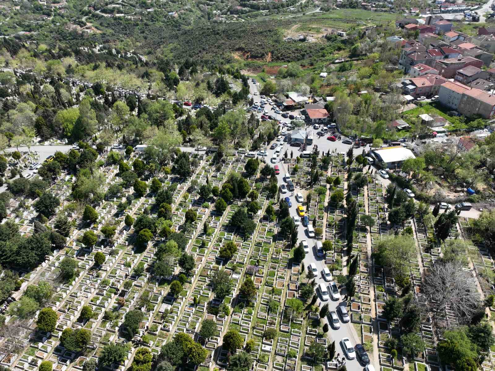 sultangazide mezarlik yolunda uzun arac kuyrugu olustu 2 BCIlIYkP