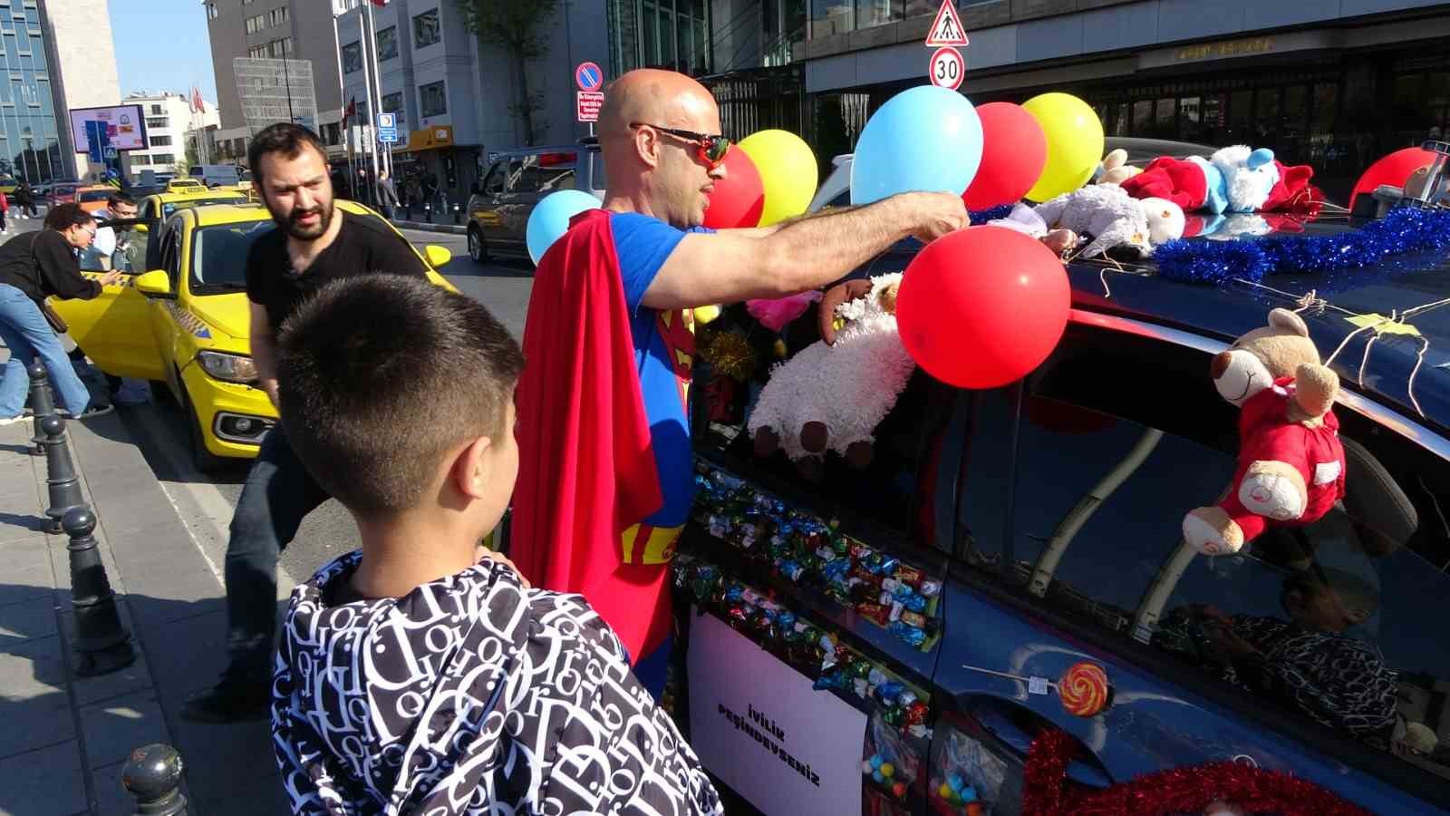 taksimde arabasini sekerlemelerle donatan supermen kostumlu adam cocuklarin ilgi odagi oldu 4 LjLFhww9