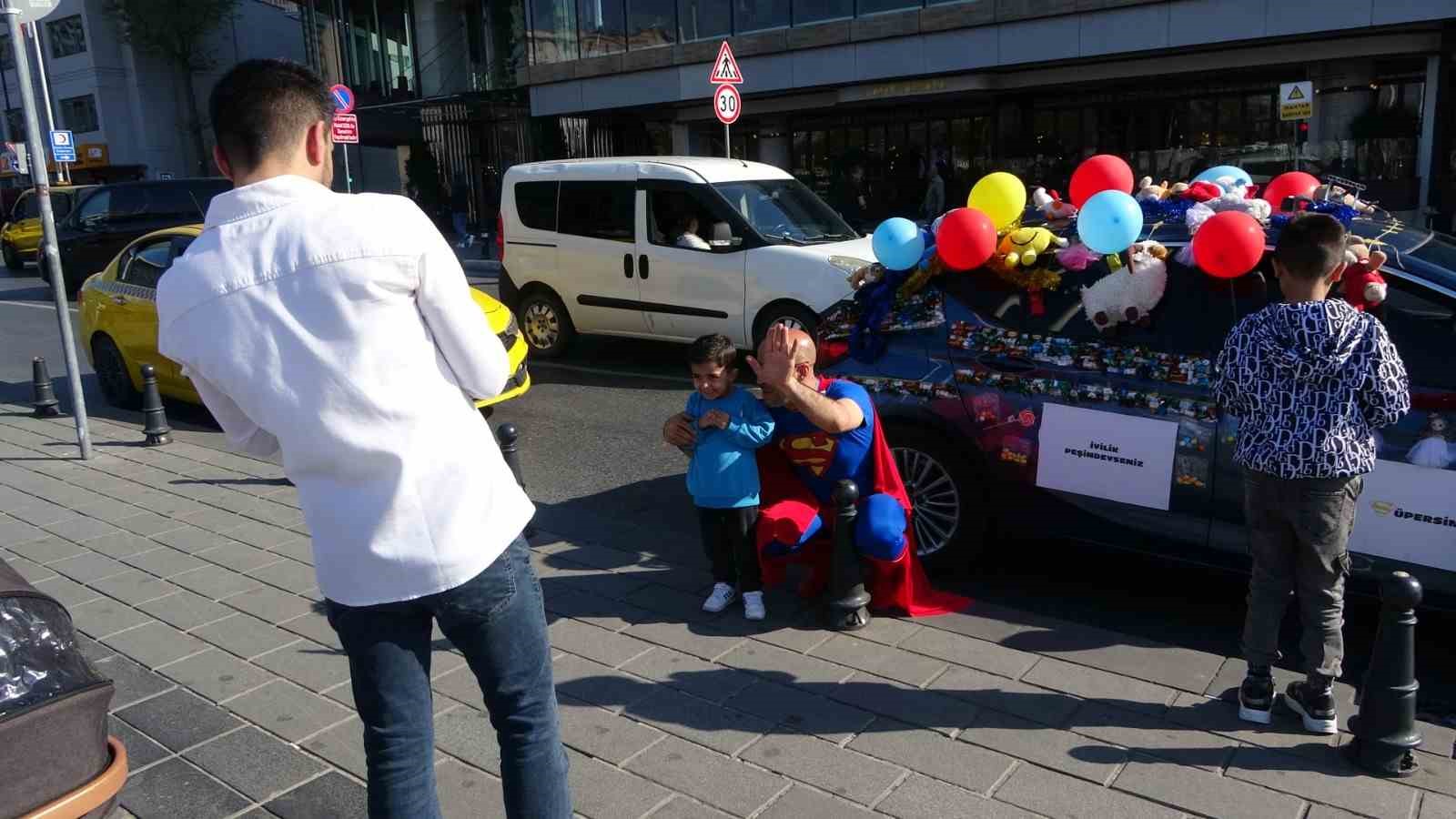 taksimde arabasini sekerlemelerle donatan supermen kostumlu adam cocuklarin ilgi odagi oldu 5 qCJT3AsL