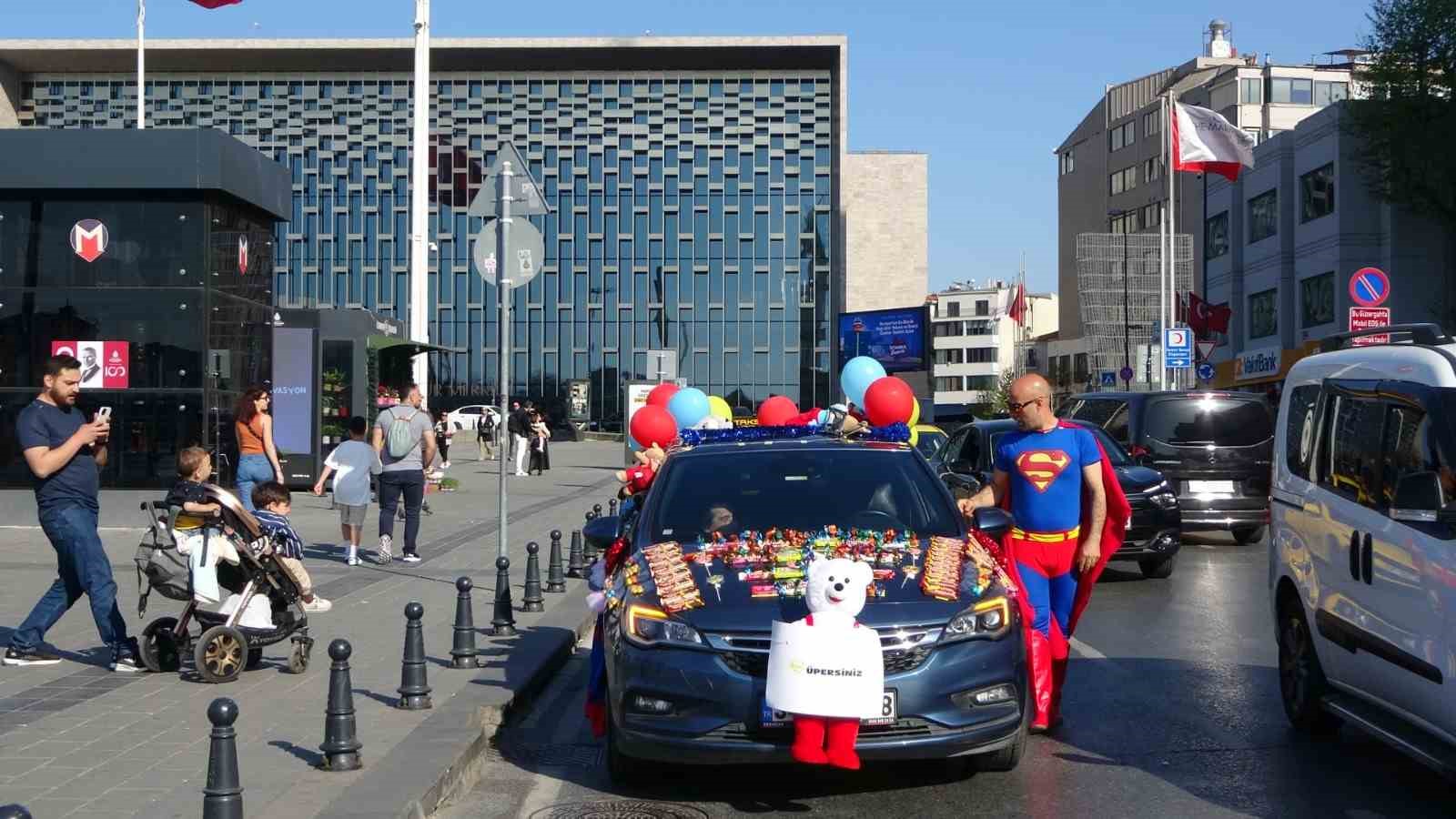 taksimde arabasini sekerlemelerle donatan supermen kostumlu adam cocuklarin ilgi odagi oldu 7 TWYkAASe
