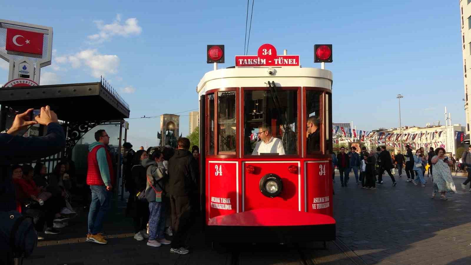 taksimde test surusune cikan akulu nostaljik tramvaya vatandaslar yogun ilgi gosterdi 0