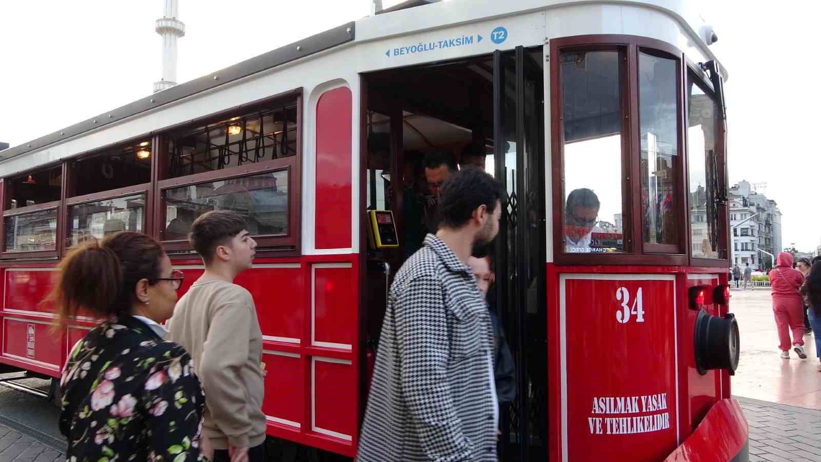 taksimde test surusune cikan akulu nostaljik tramvaya vatandaslar yogun ilgi gosterdi 2 3IOT1zLc