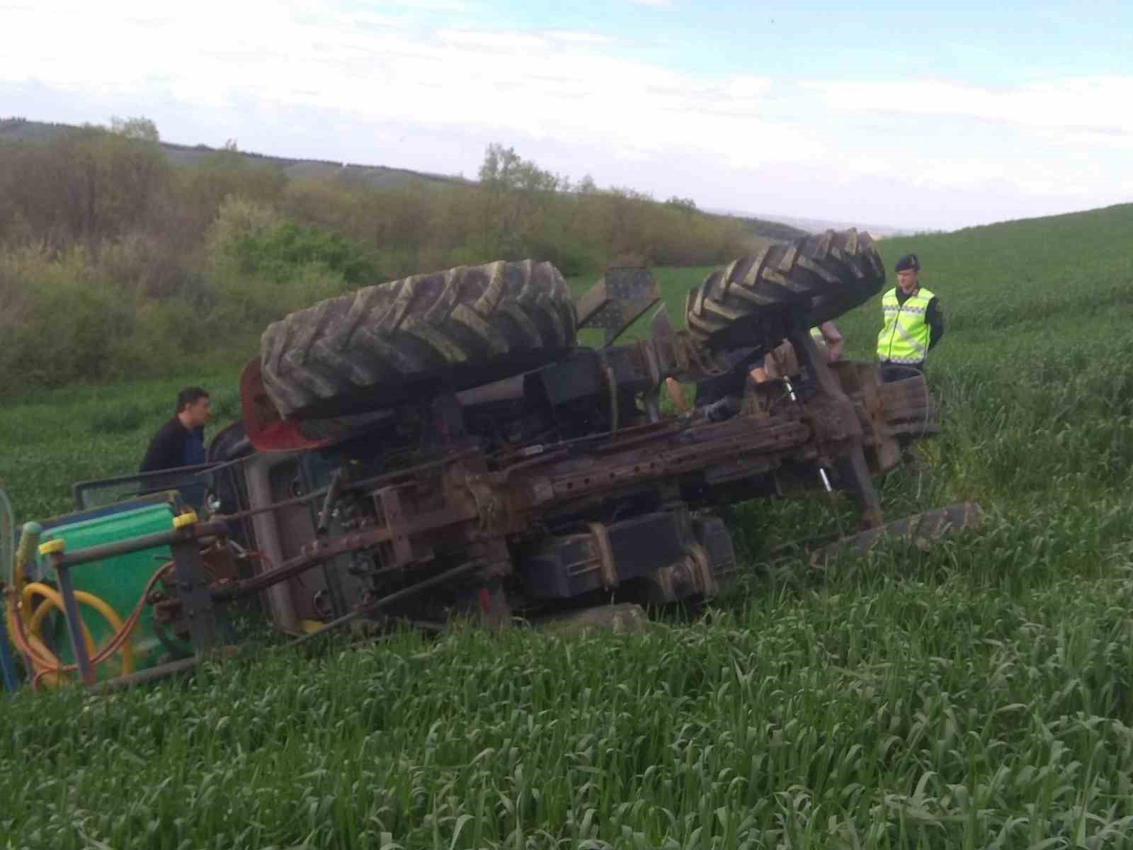 tarlada ilaclama yaparken devrilen traktorun altinda kalan ciftci hayatini kaybetti 1 Y1VLtm1h