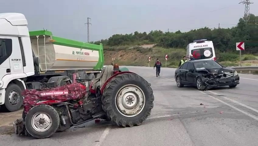 traktor ile otomobil carpisti 3 yarali 0 BtJjPmlW