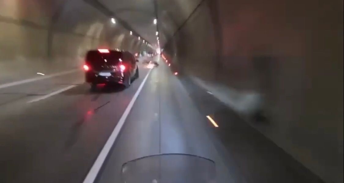 dolmabahce tunelinde makas kazasi kamerada araclarin arasinda gecti kendini yerde buldu 2