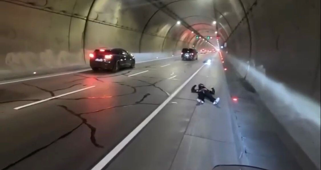 dolmabahce tunelinde makas kazasi kamerada araclarin arasinda gecti kendini yerde buldu 3 1zT6nOdI