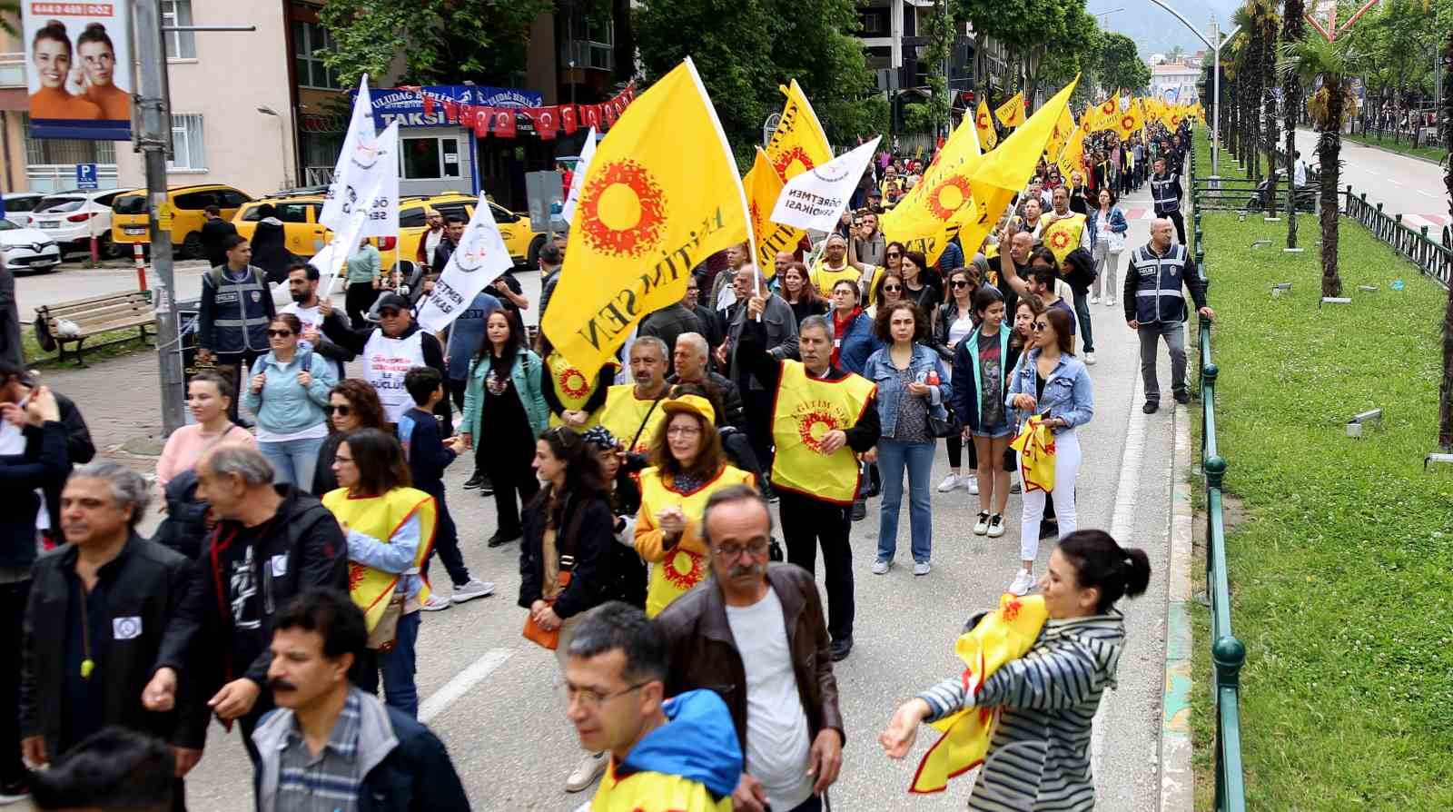 istanbulda bir ogretmenin oldurulmesi bursada protesto edildi 12 EVjYbudW