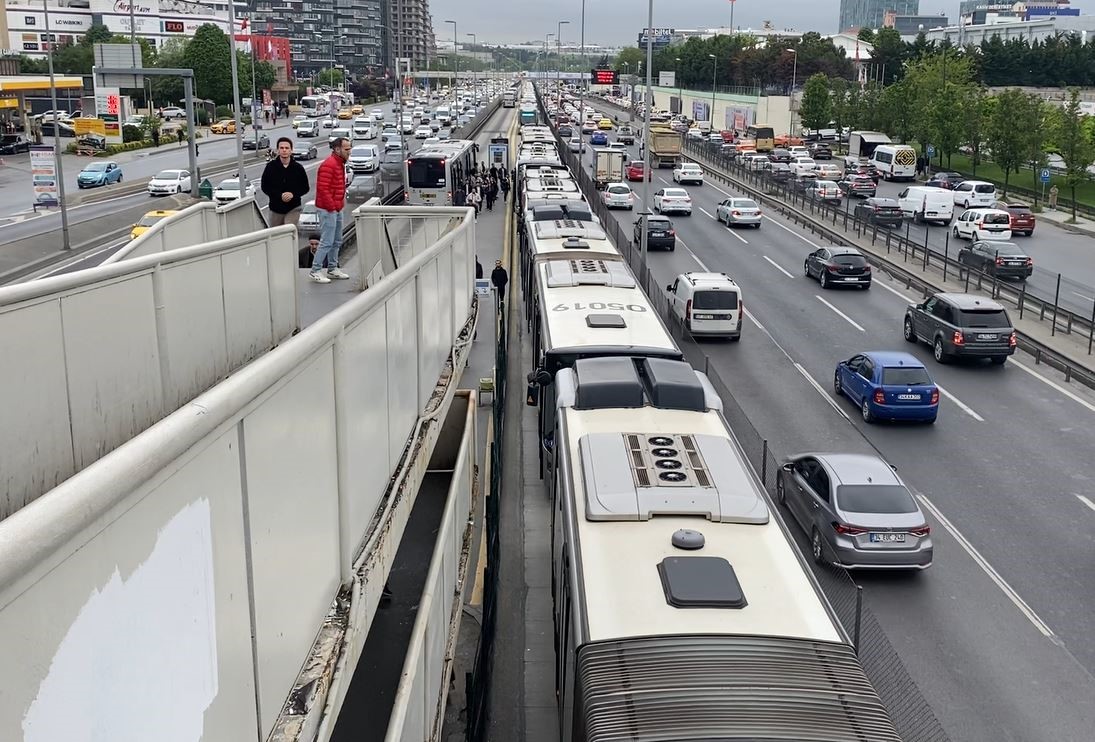 istanbulda metrobus arizalandi uzun arac kuyrugu olustu 0 Y7vP69if