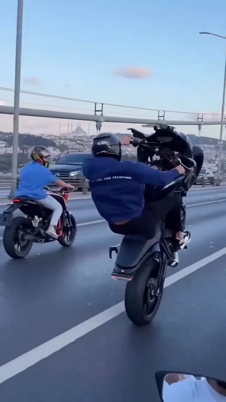 motosikletlinin kopru uzerindeki tehlikeli hareketleri kamerada 1 bzk7eQLg