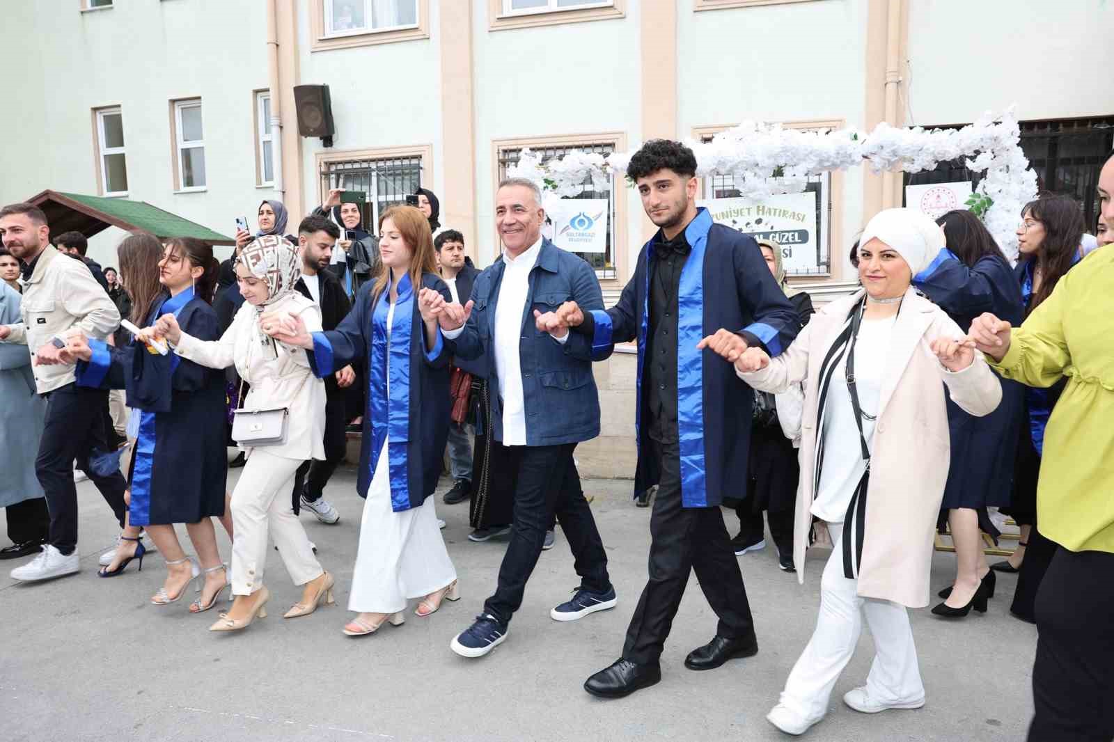 sultangazi belediyesi genclerin mezuniyet mutluluguna ortak oluyor 6 AYqz9qFk
